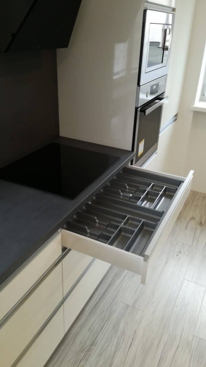 Černobílá kuchyně se dvěma linkami 13