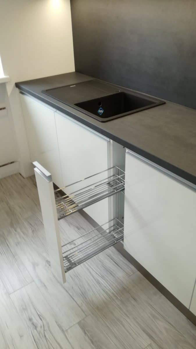 Černobílá kuchyně se dvěma linkami 17