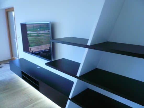 Designová černobílá stěna pro televizi 1